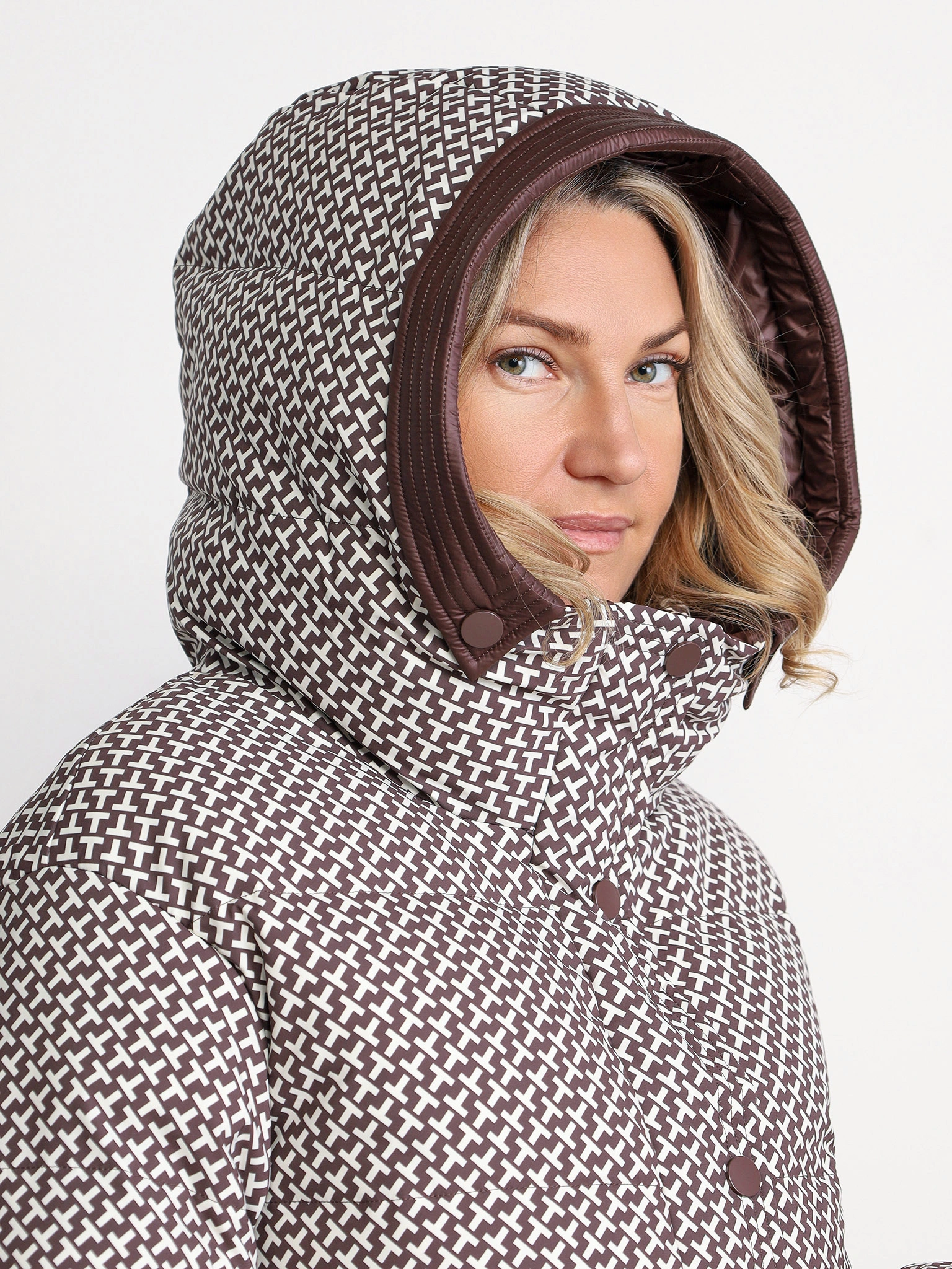 Пуховик коричневого цвета с капюшоном